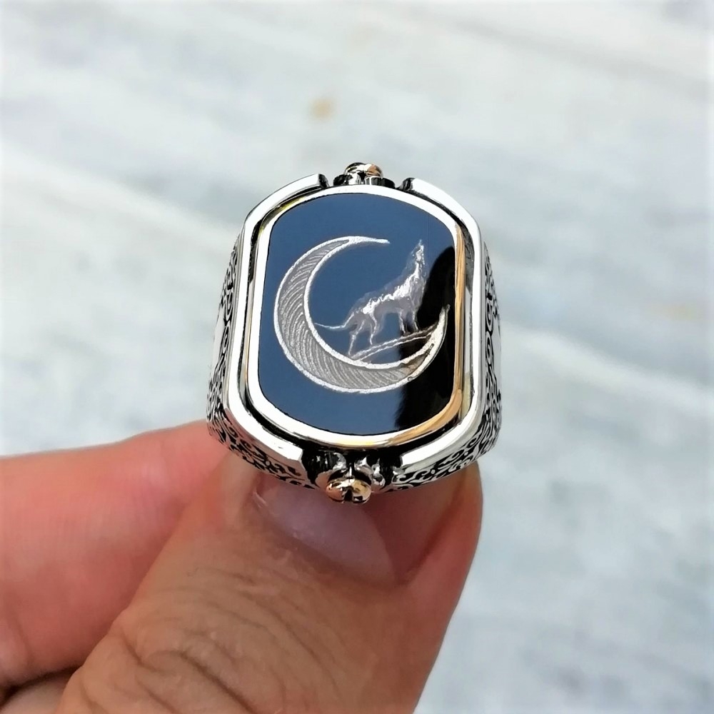 Çift Taraflı Bozkurt İşlemeli Siyah Taşlı Erkek Gümüş Yüzük MY102303