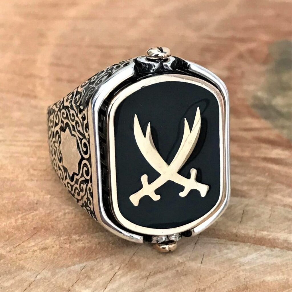 Çift Taraflı Zülfikar İşlemeli Siyah Taşlı Erkek Gümüş Yüzük MY102304