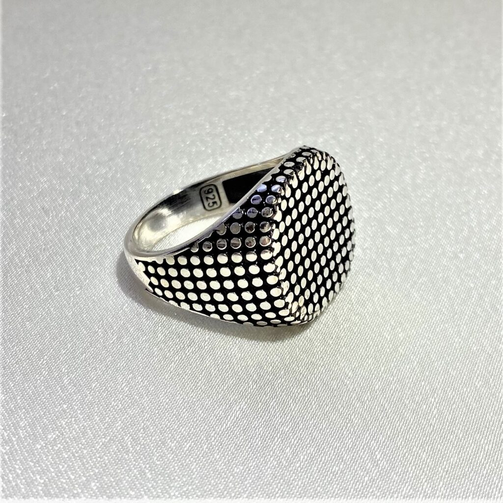 Nokta İşlemeli Erkek Gümüş Yüzük MY102469
